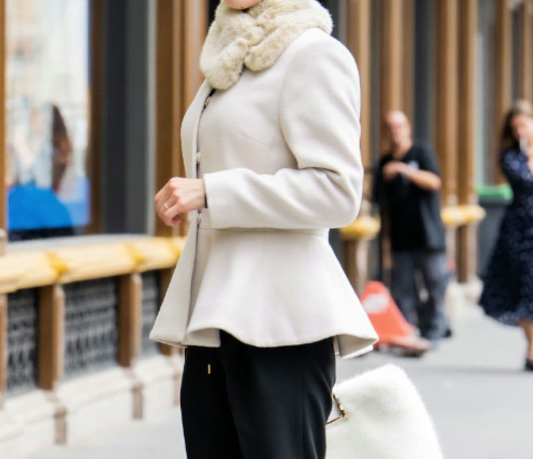 美品 近年モデル 完売JENNE ジェンヌ　ホワイト ペプラムコート Sサイズ