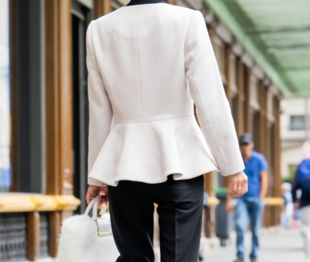 美品 近年モデル 完売JENNE ジェンヌ　ホワイト ペプラムコート Sサイズ