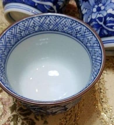 染め付けの美しい陶印いりお湯飲みです