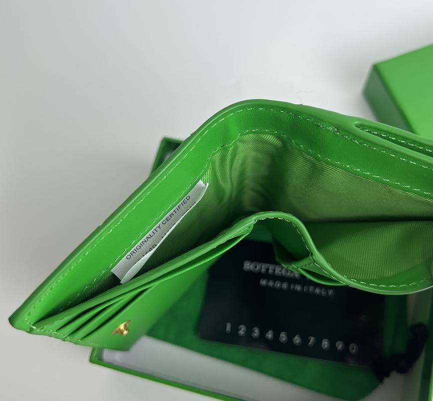 【本日発送】 グリーンレザー二つ折り財布