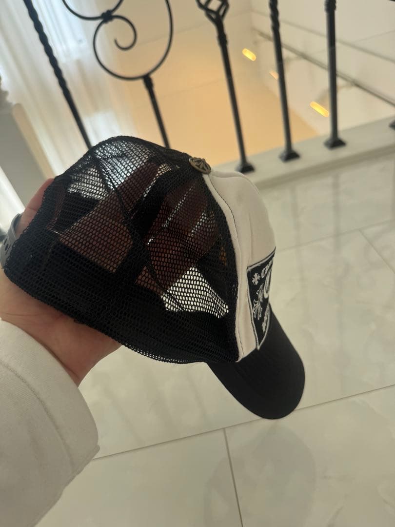 クロムハーツのトラッカーキャップ（CHパッチ・ブラック×ホワイト）