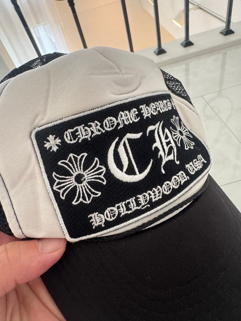 クロムハーツのトラッカーキャップ（CHパッチ・ブラック×ホワイト）