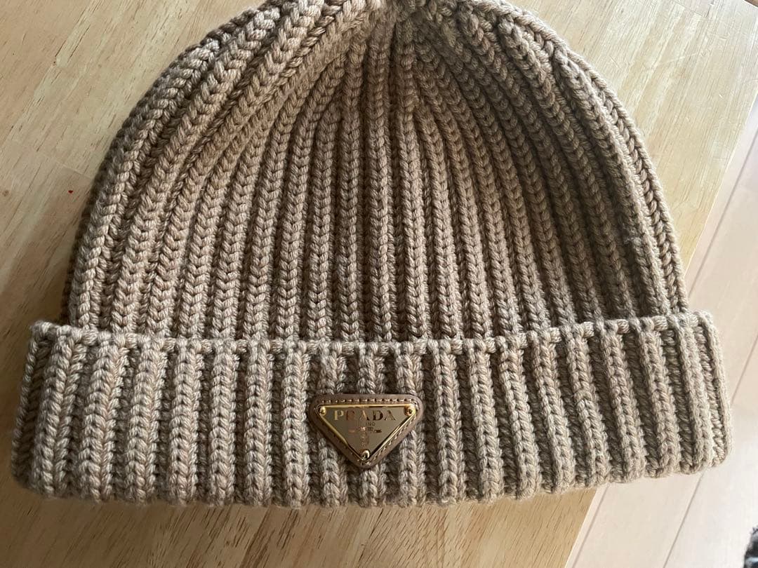 プラダ　PRADA ベージュ ニット帽 三角ロゴ