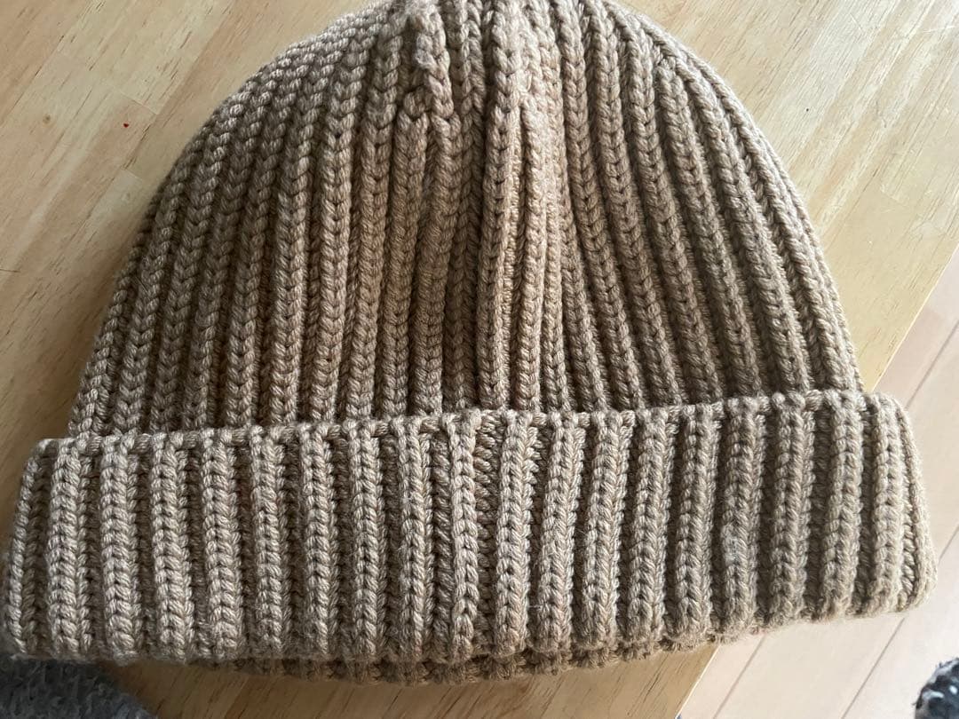 プラダ　PRADA ベージュ ニット帽 三角ロゴ