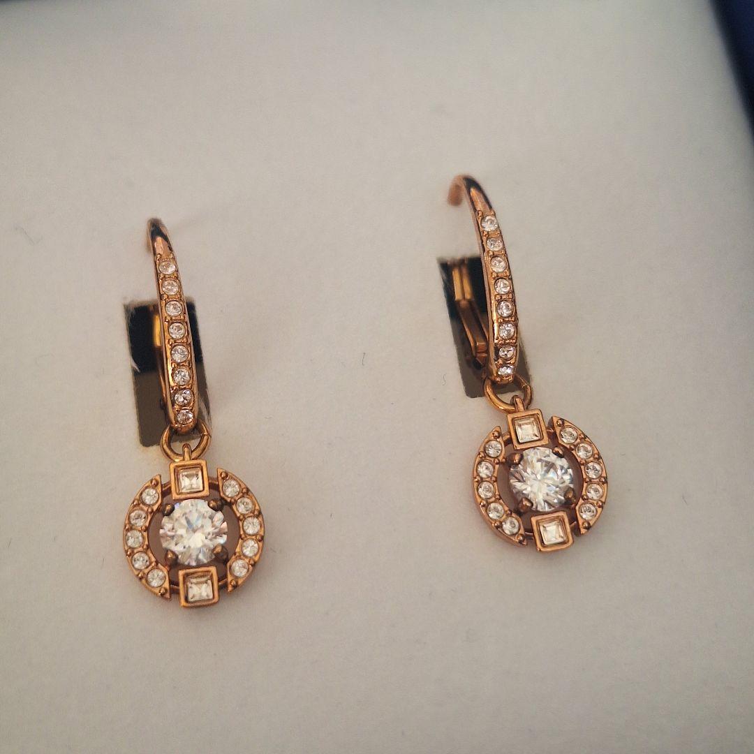 スワロフスキー Swarovski ピアス