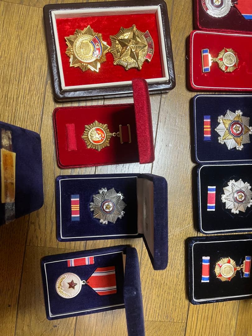 ド*ス様 北朝鮮　勲章メダル