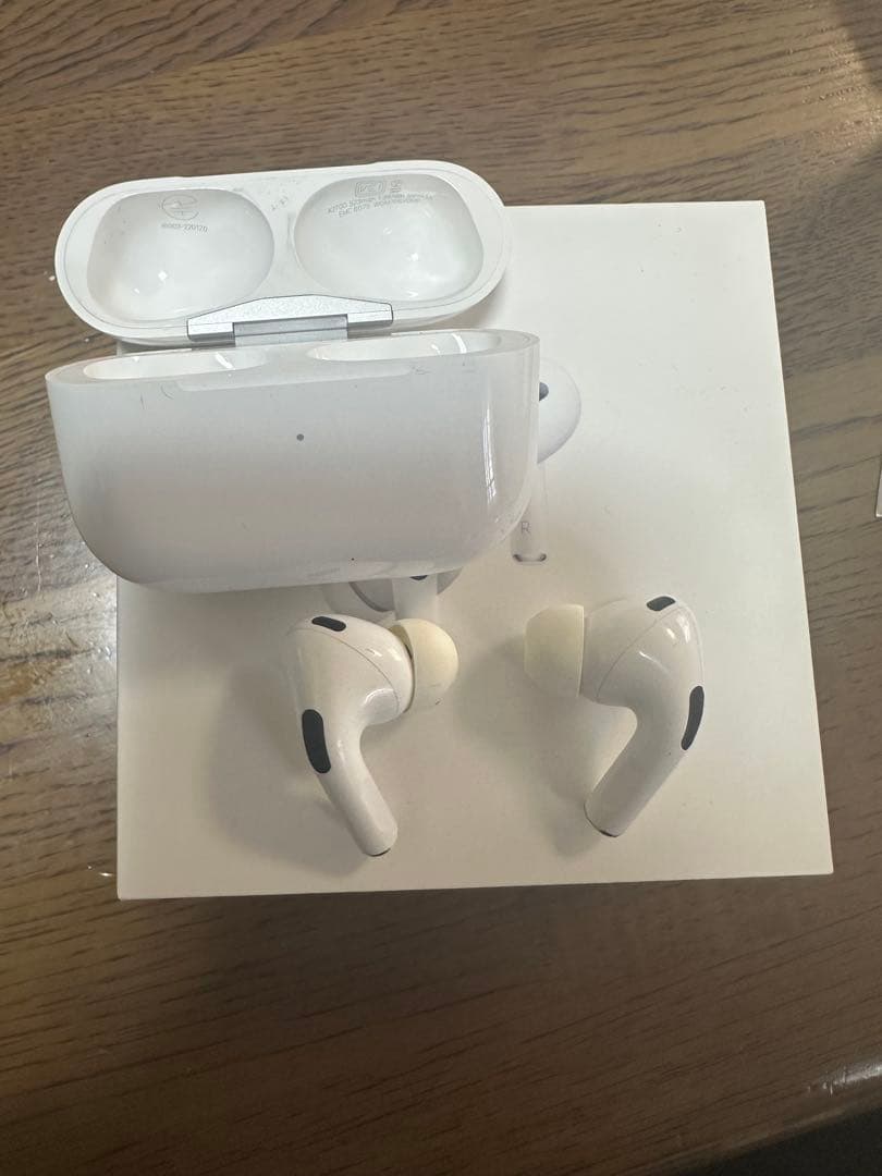 Apple AirPods Pro2 中古正規品 ライトニングモデル　難あり