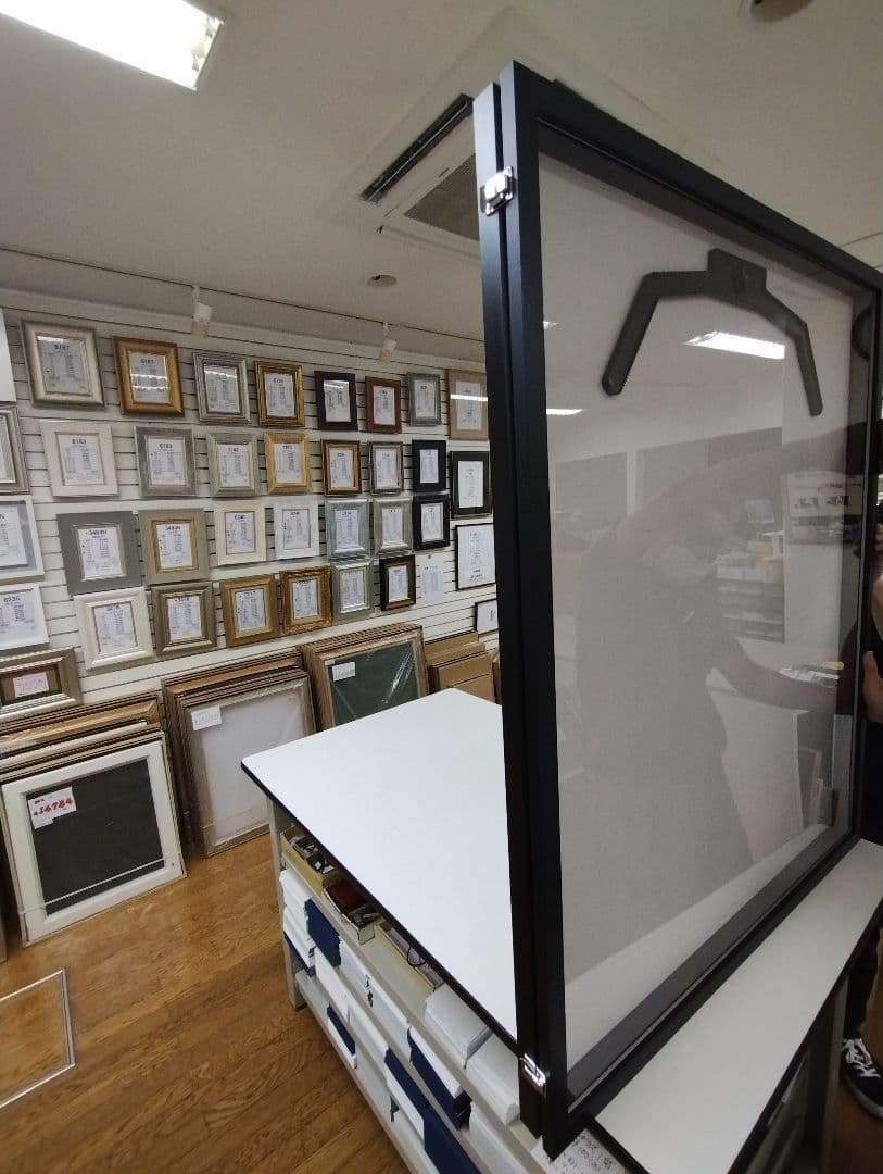 ユニフォームケース（Lサイズ）／両面通常アクリル／前開き式／ビターフレーム