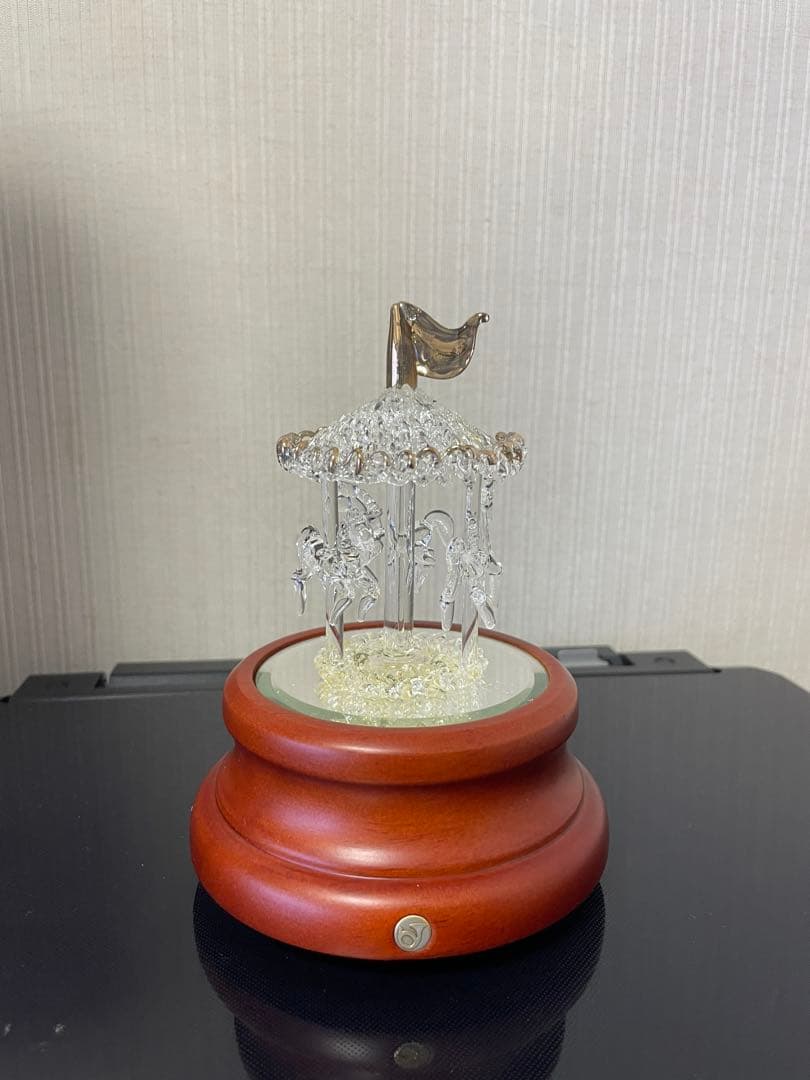 ガラス細工の回転木馬のオルゴール　アンティーク　レトロ