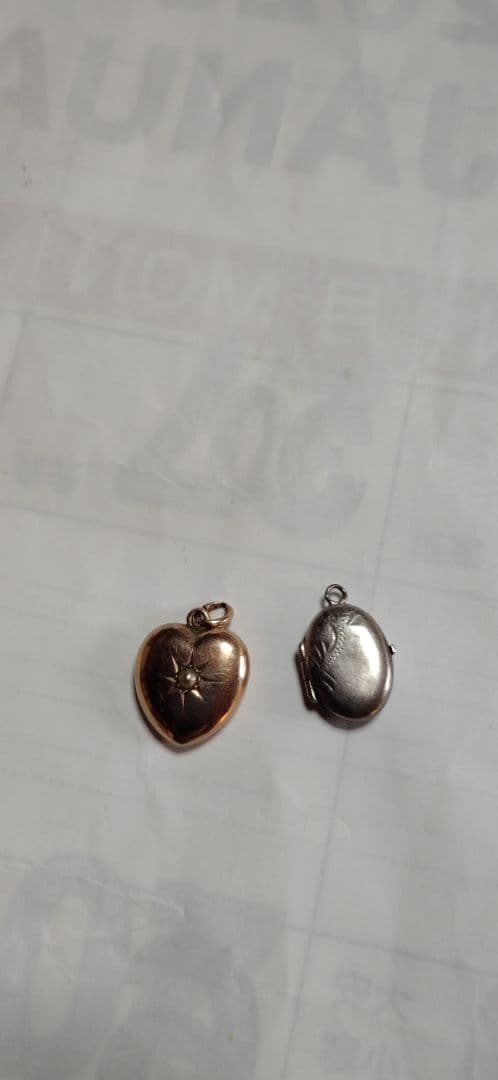 ゴールドとシルバーのアンティークチャーム2点