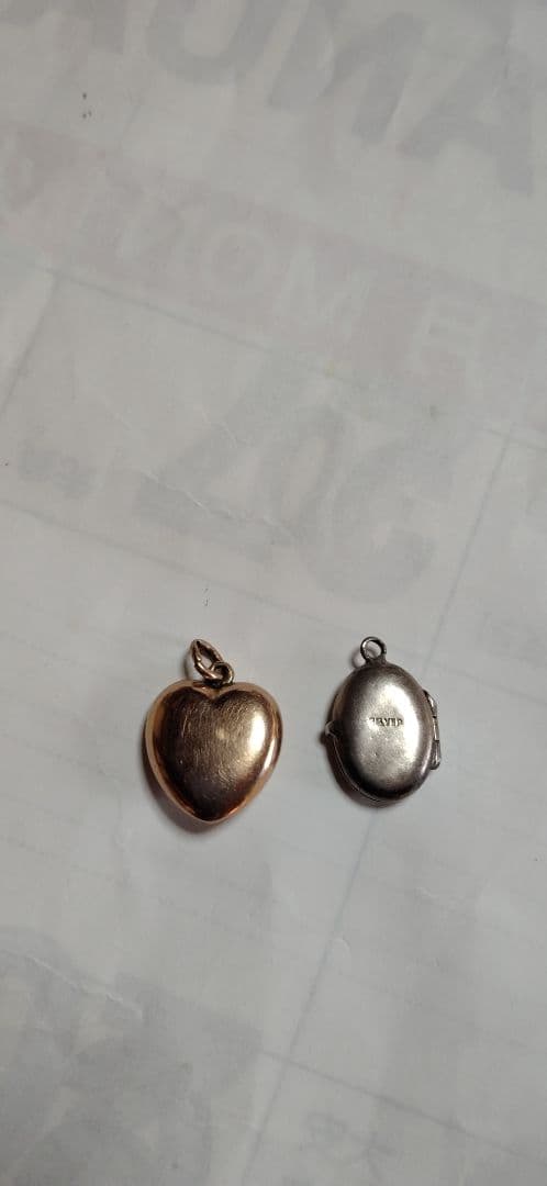 ゴールドとシルバーのアンティークチャーム2点