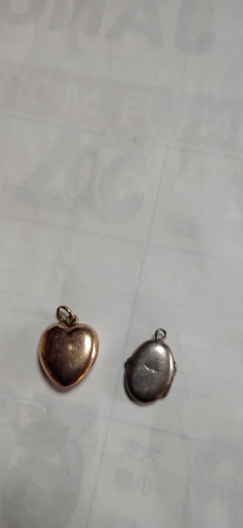 ゴールドとシルバーのアンティークチャーム2点