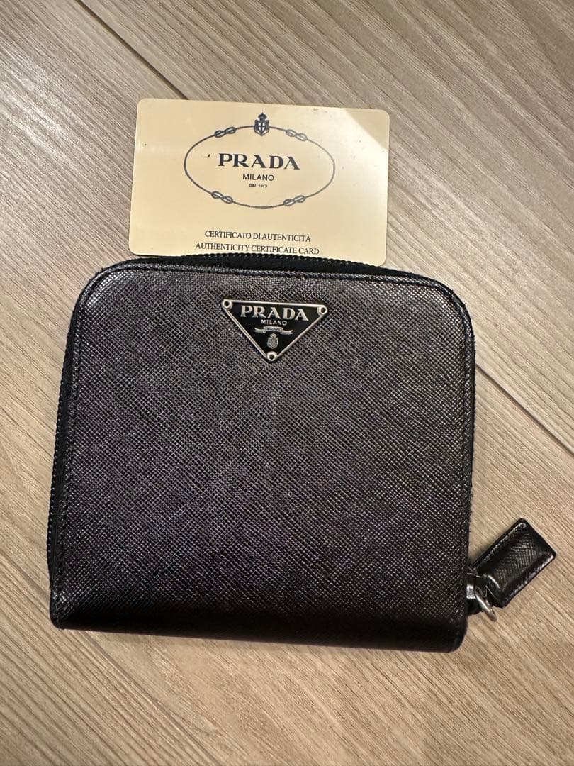 PRADA 二つ折り ケース サフィアーノレザー