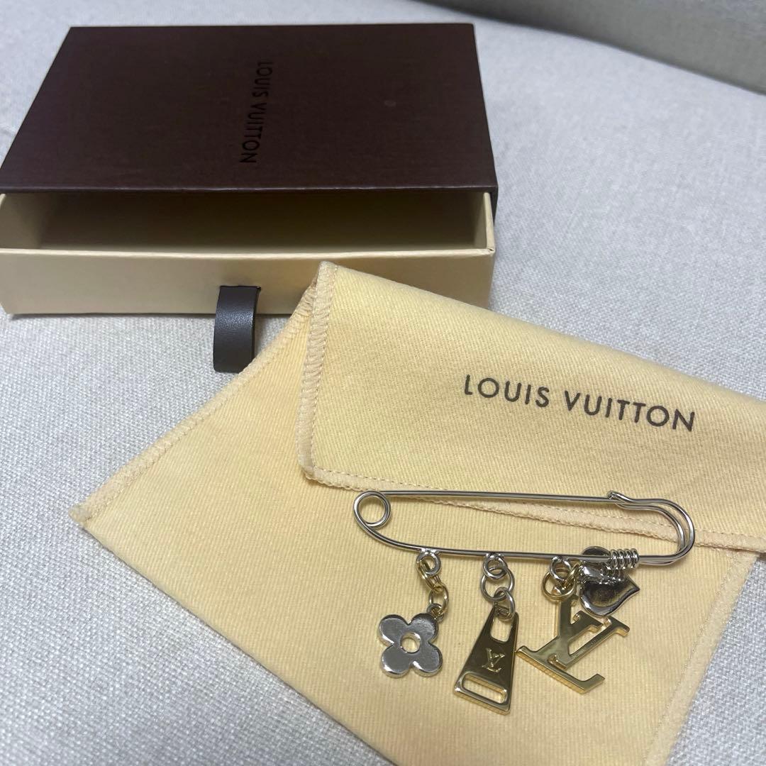 LOUIS VUITTON ルイヴィトン　ロゴ　ピンブローチ