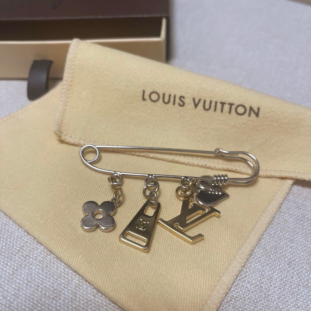 LOUIS VUITTON ルイヴィトン　ロゴ　ピンブローチ