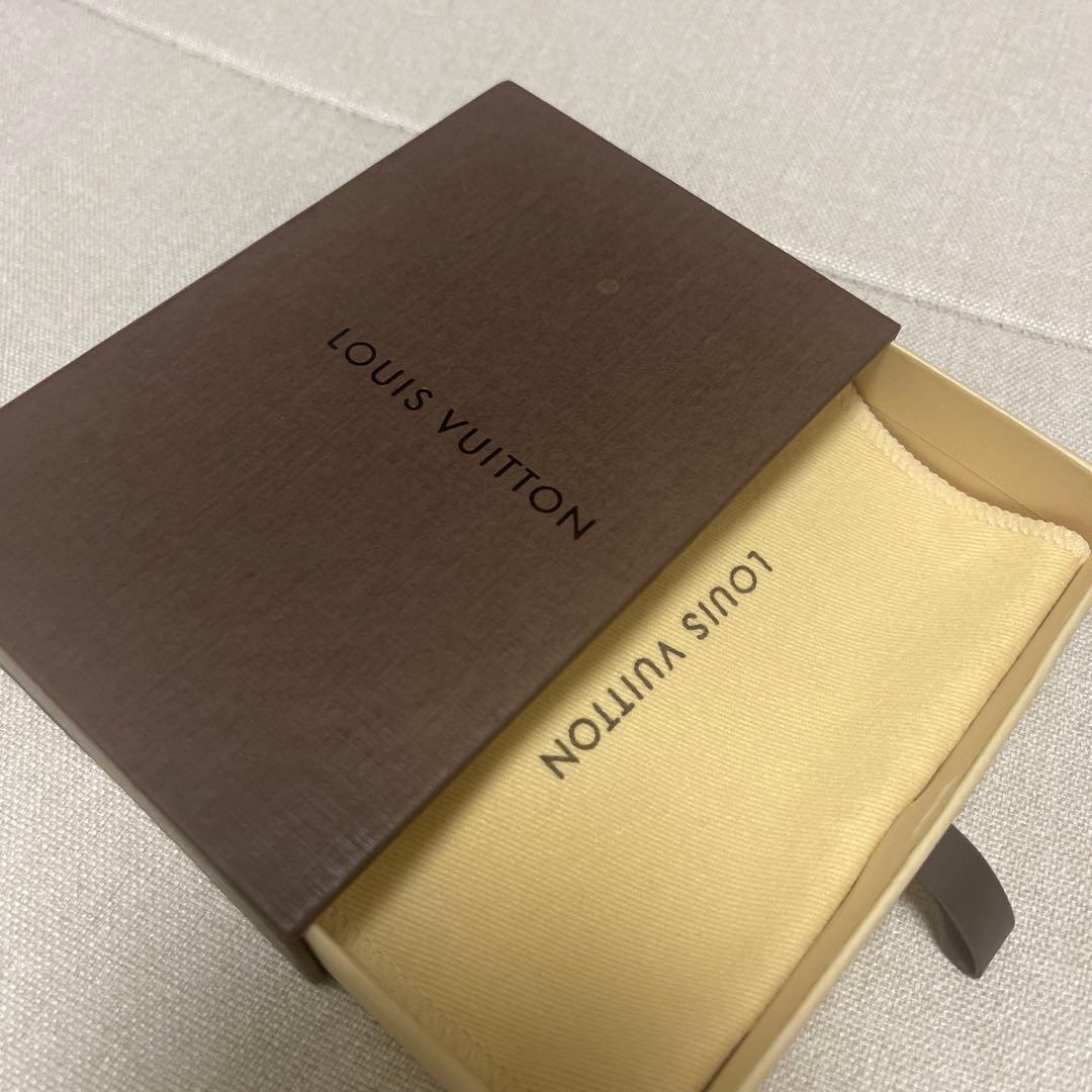 LOUIS VUITTON ルイヴィトン　ロゴ　ピンブローチ