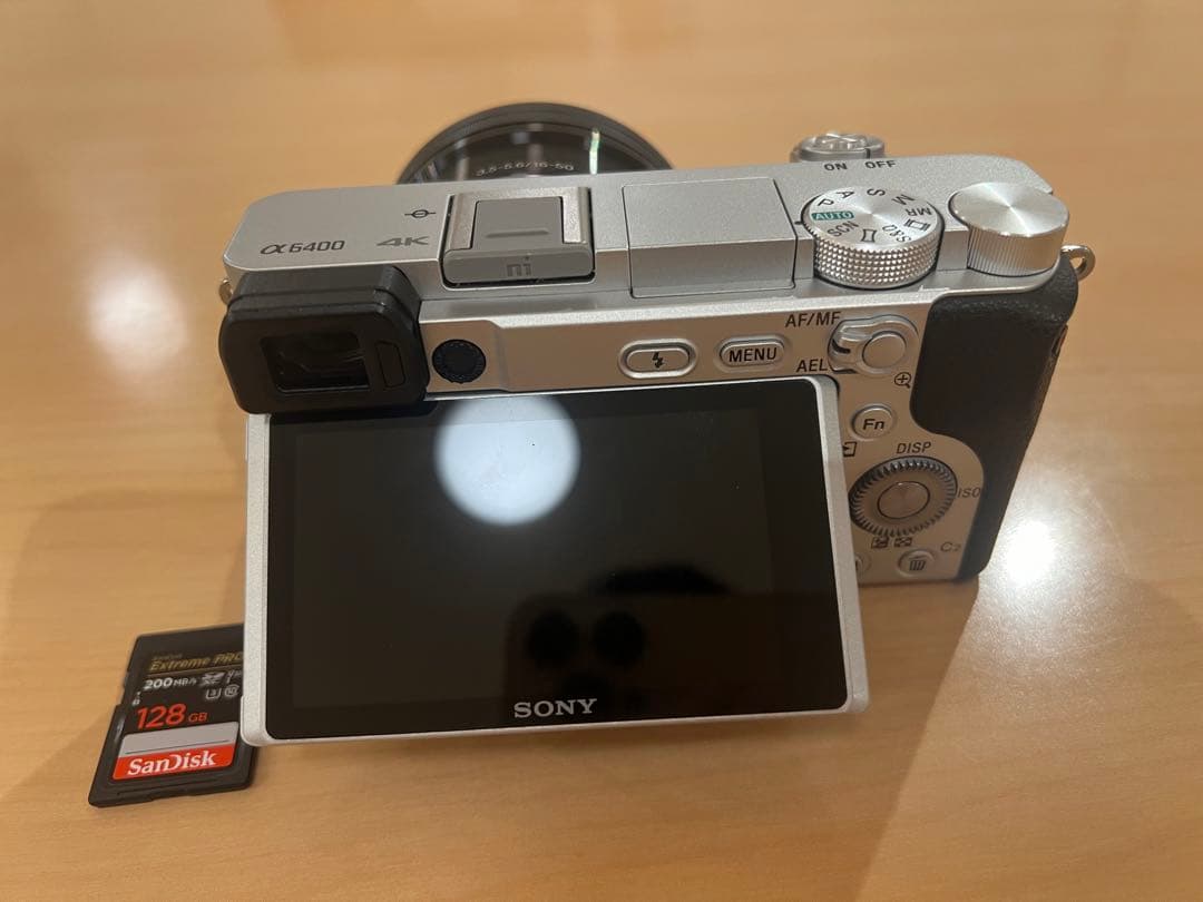 SONYα6400シルバーボディ+16-50mmレンズキット美品➕メモリーカード