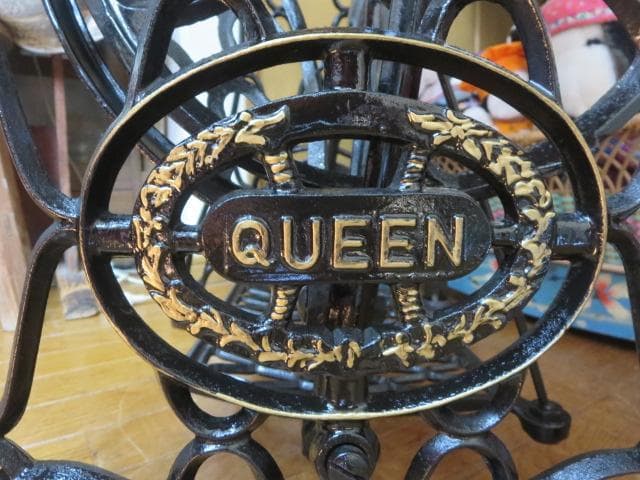 ※アンティーク※ QUEEN足踏みミシン脚のテーブル　アイアン　飾り棚