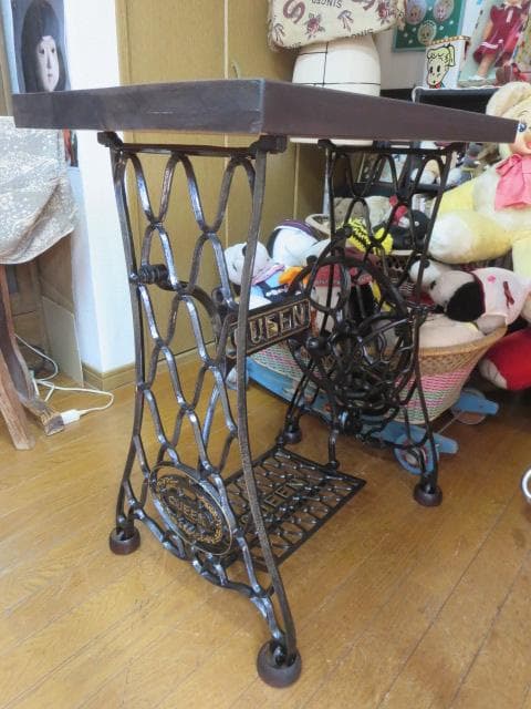 ※アンティーク※ QUEEN足踏みミシン脚のテーブル　アイアン　飾り棚