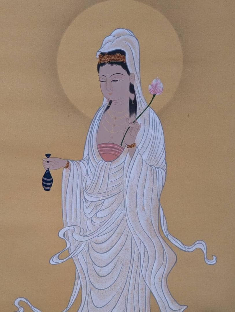 【真作】掛軸　慈愛の白衣観音　清らかな救済の姿　蓮華に立つ観音菩薩　Q49
