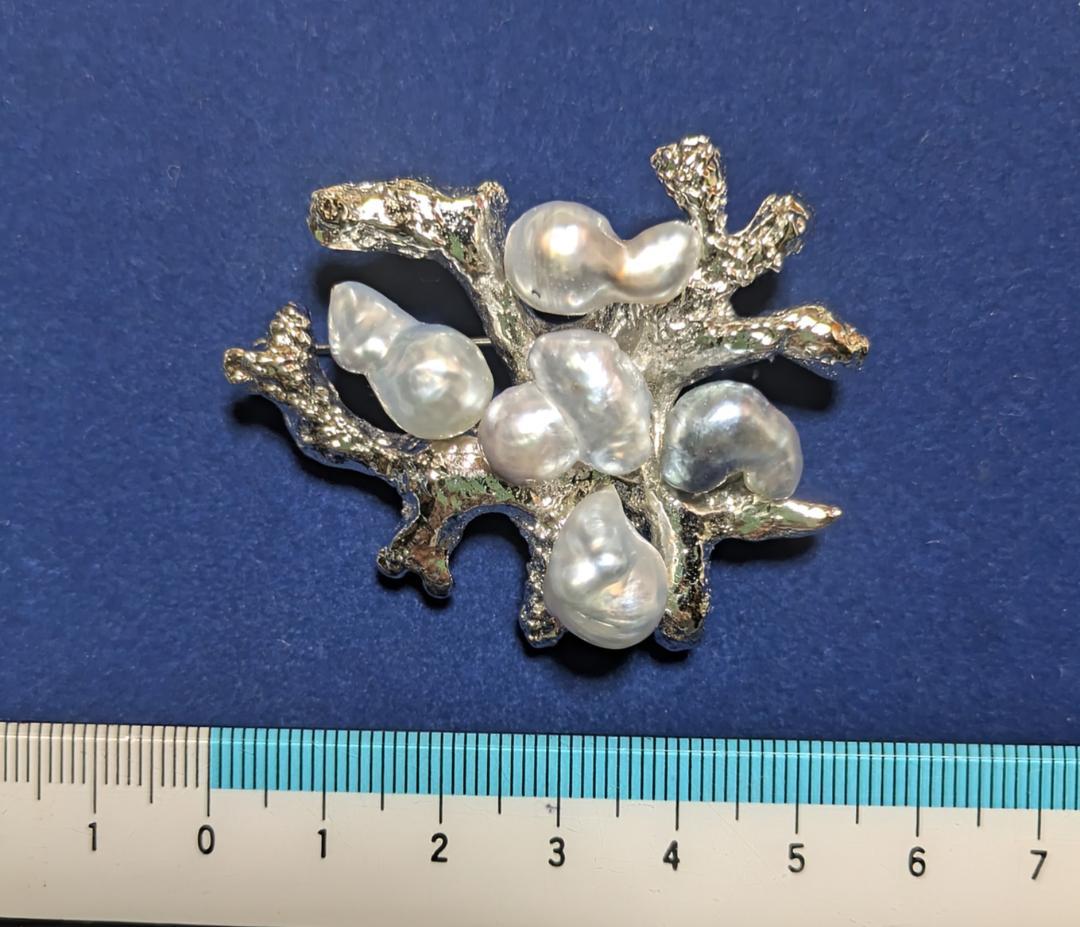 シルバー枠ケシパール？ブローチ