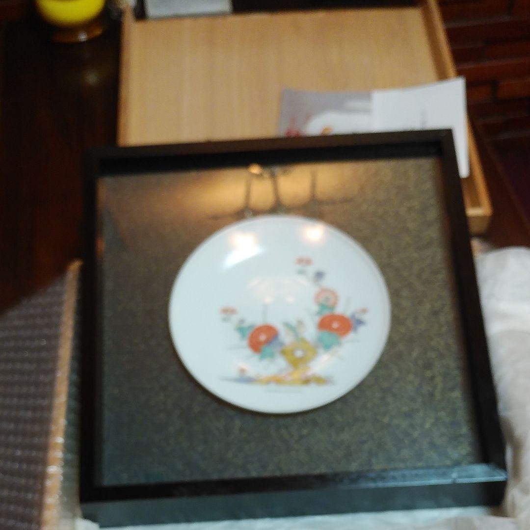 人間国宝　十四代酒井田柿右衛門の陶額です。