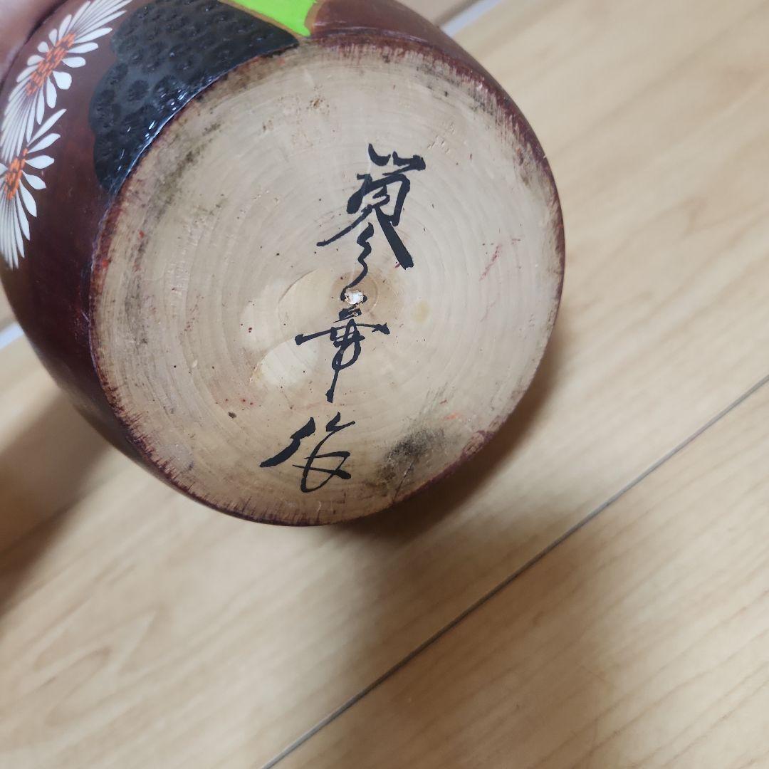 伝統的な黒髪こけし