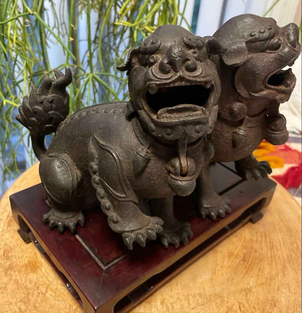 中国 骨董品 鉄製 狛犬 獅子像 木製台座付き
