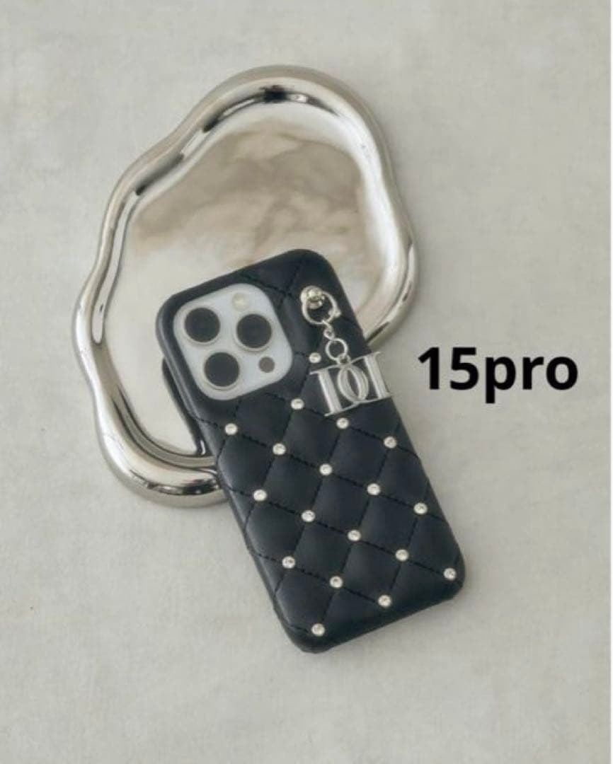 ダーリッチ　キルティングビジューDDチャームiPhoneケース　15pro