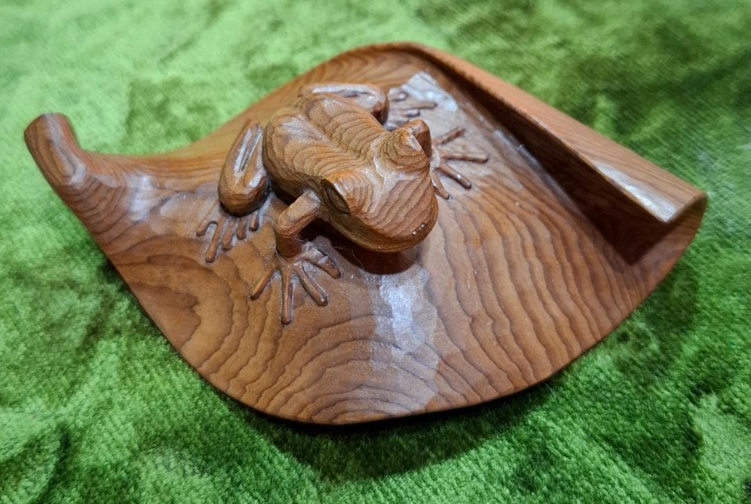 木製 カエル彫刻 葉型装飾品