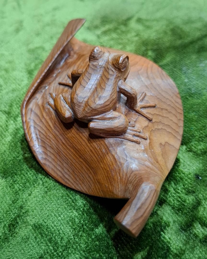 木製 カエル彫刻 葉型装飾品