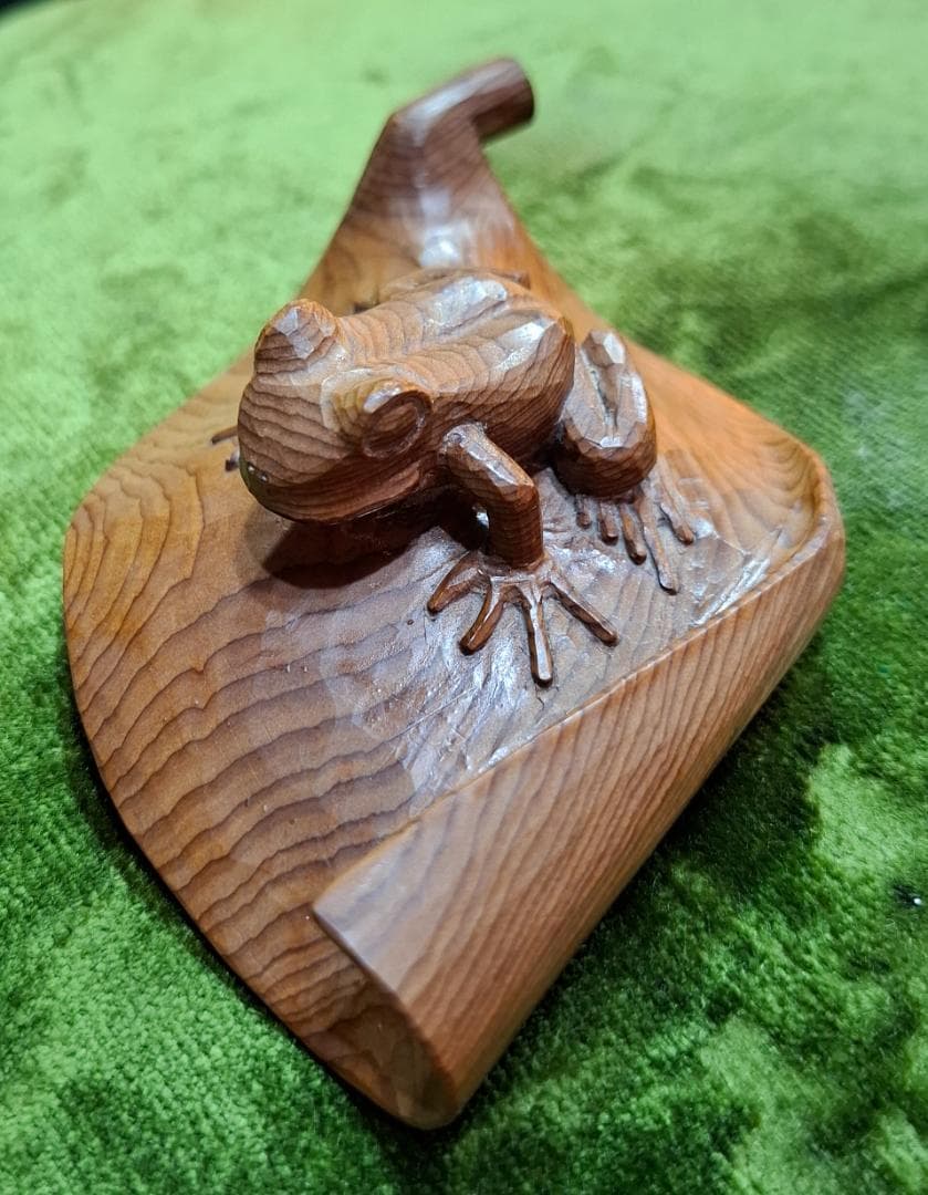 木製 カエル彫刻 葉型装飾品