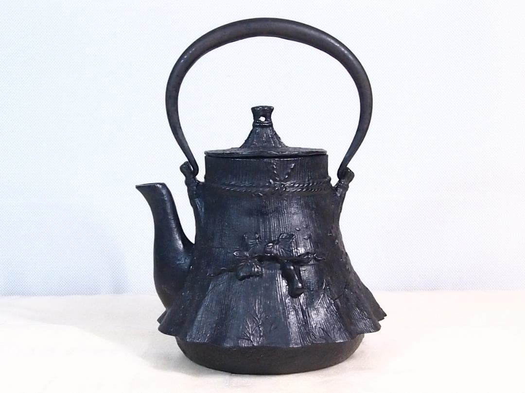 【未使用】大峰造 蝋型 農村田舎文様 鉄瓶 富士型 合掌造り/白川郷 金属工芸