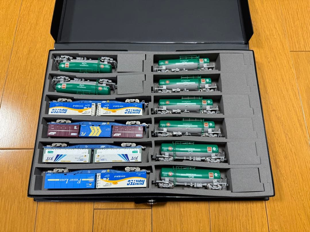 貨物16両かコンテナ付とタキ22両セット