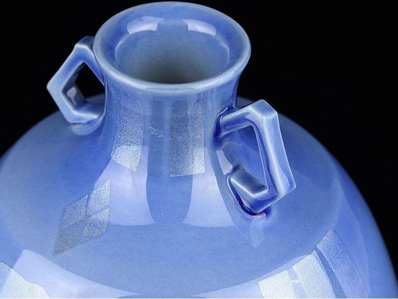 九谷焼　中田一於【人間国宝】作　耳付花瓶「淡青釉裏銀彩草花文」