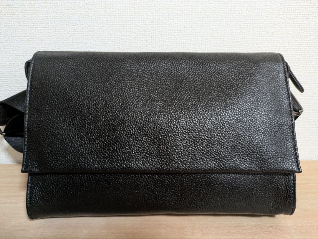 イアパピヨネ　ワイドテープショルダーバッグ　ブラック　黒　レザー　本革