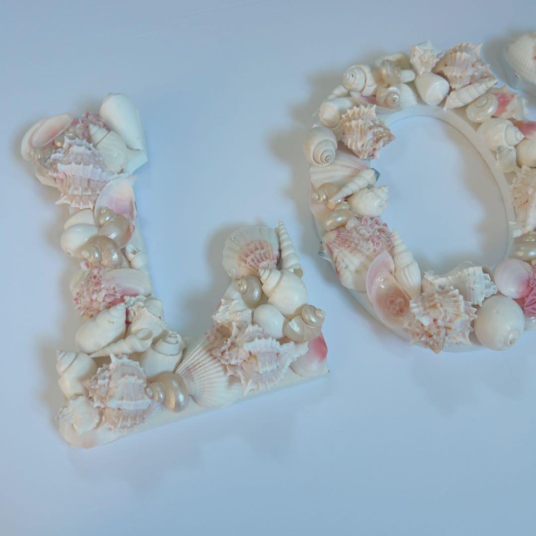 ハワイ　限定品　貝殻装飾の文字オブジェ　LOVE