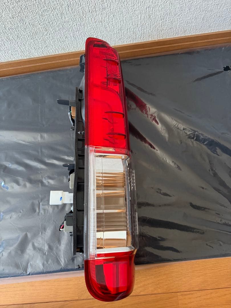 ハイエース 6型 スーパーGL 純正テールランプ 左右セット 赤