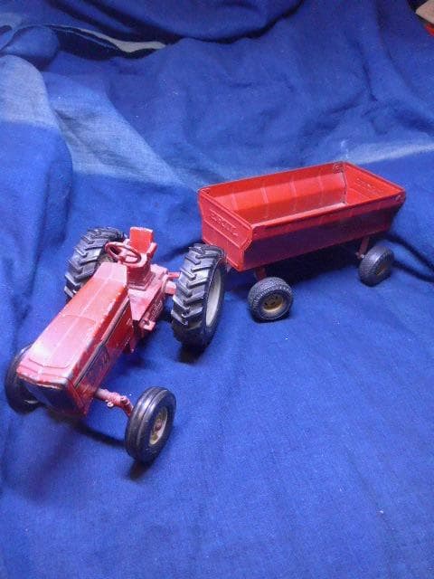 ヴィンテージトイです。米国ERTL製の赤い大型トラクターとトレーラーのセット
