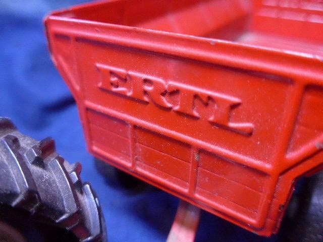 ヴィンテージトイです。米国ERTL製の赤い大型トラクターとトレーラーのセット