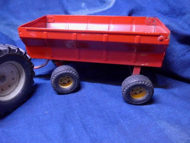 ヴィンテージトイです。米国ERTL製の赤い大型トラクターとトレーラーのセット