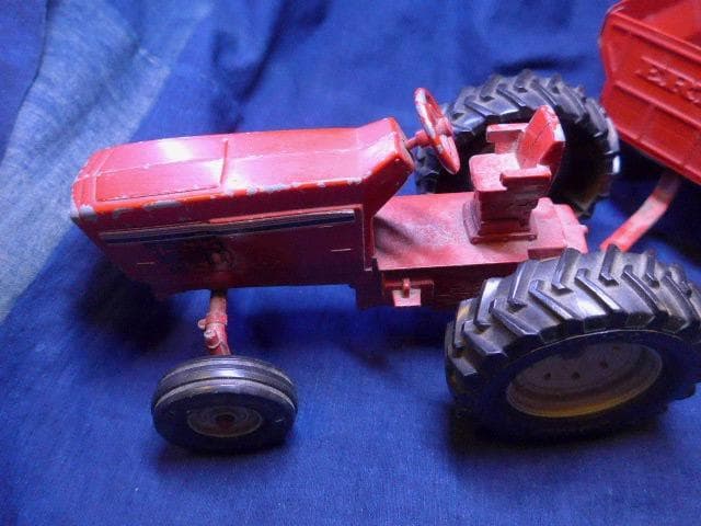 ヴィンテージトイです。米国ERTL製の赤い大型トラクターとトレーラーのセット