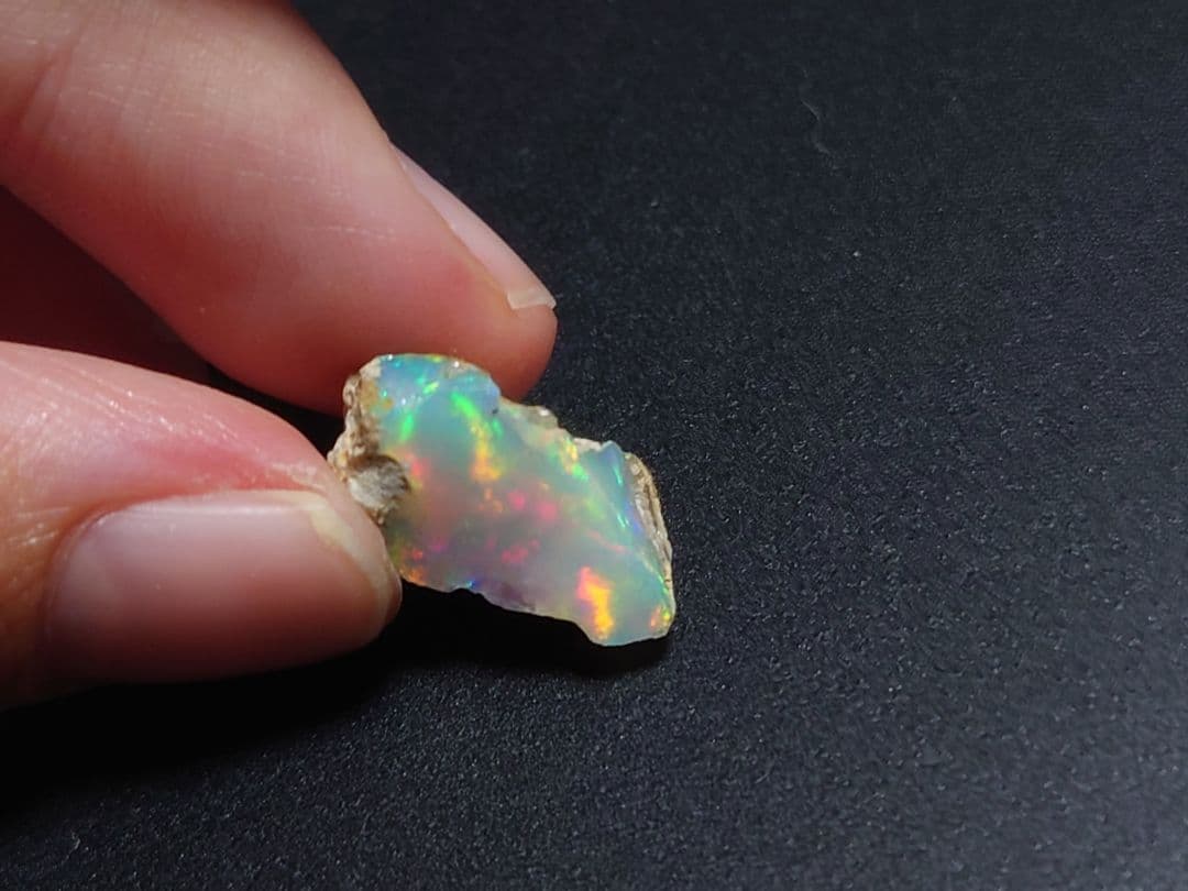 プレシャスオパール 原石 多色　ジュエリー　グレード　エチオピア　鉱物