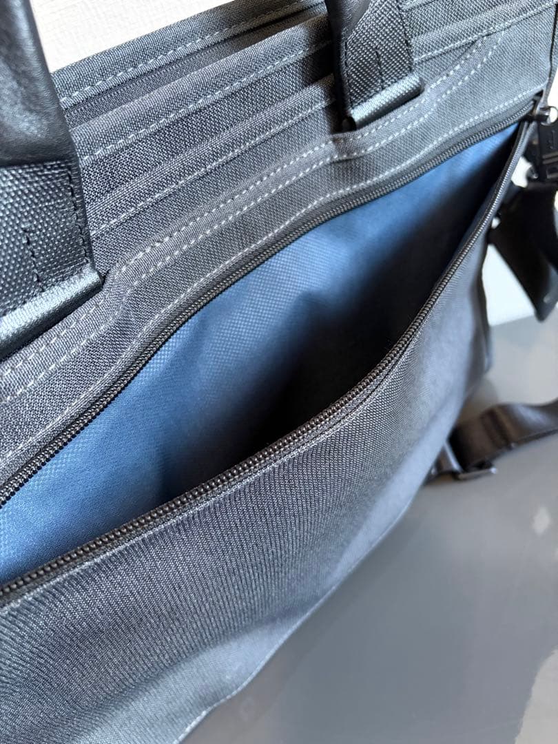 TUMI ビジネスバッグ鞄 レザー本革グレー灰色 スリム