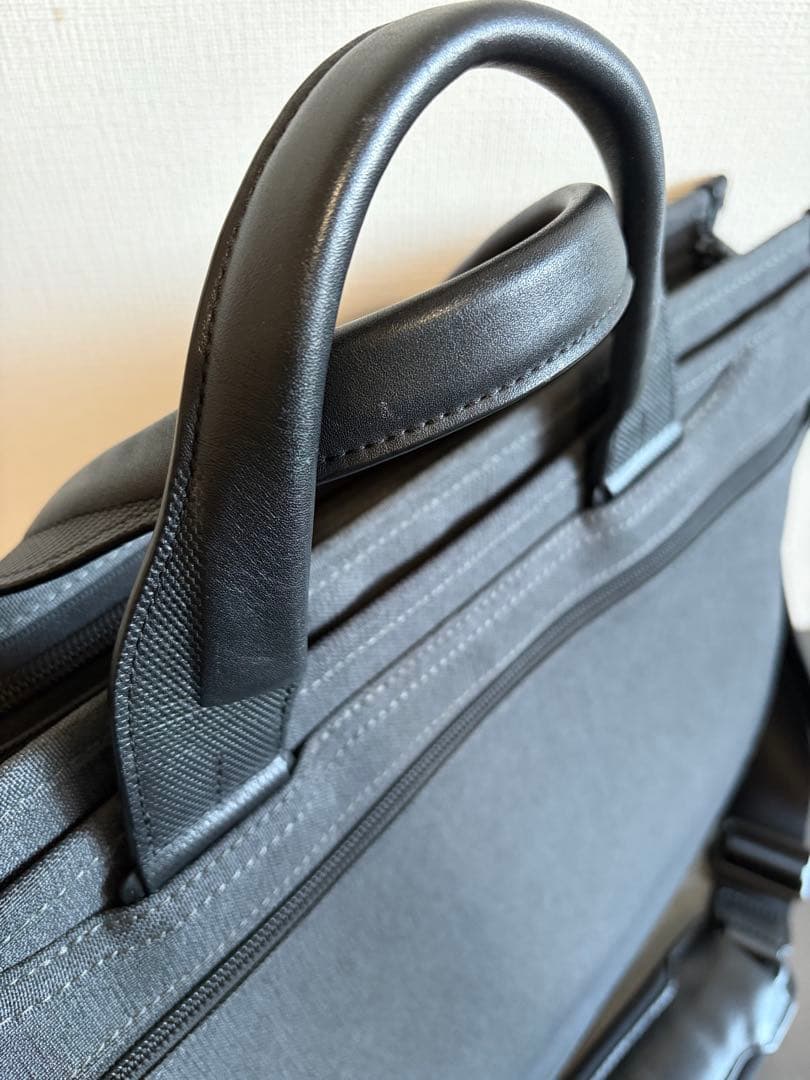 TUMI ビジネスバッグ鞄 レザー本革グレー灰色 スリム