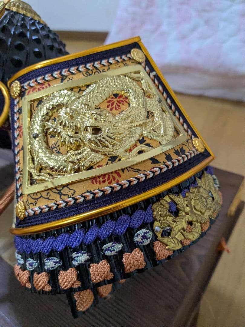 伝統的な日本の兜 金色装飾付き