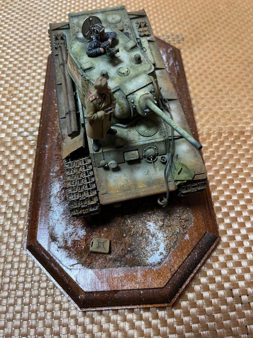 タミヤ1/35ソビエト重戦車KV-1(組立完成品)[台座・兵士2体]