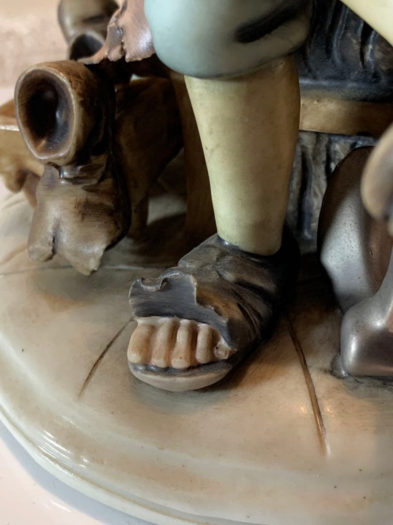 イタリア製　カポテモンテ　靴屋の叔父さんと少年の陶器人形！まつ毛まで陶器です！