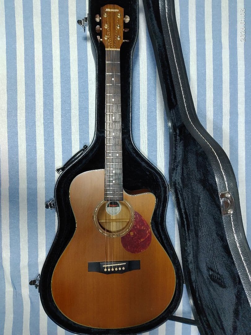 Morrisのカッタウェイ・アコースティックギターS-30ハードケース付きです。