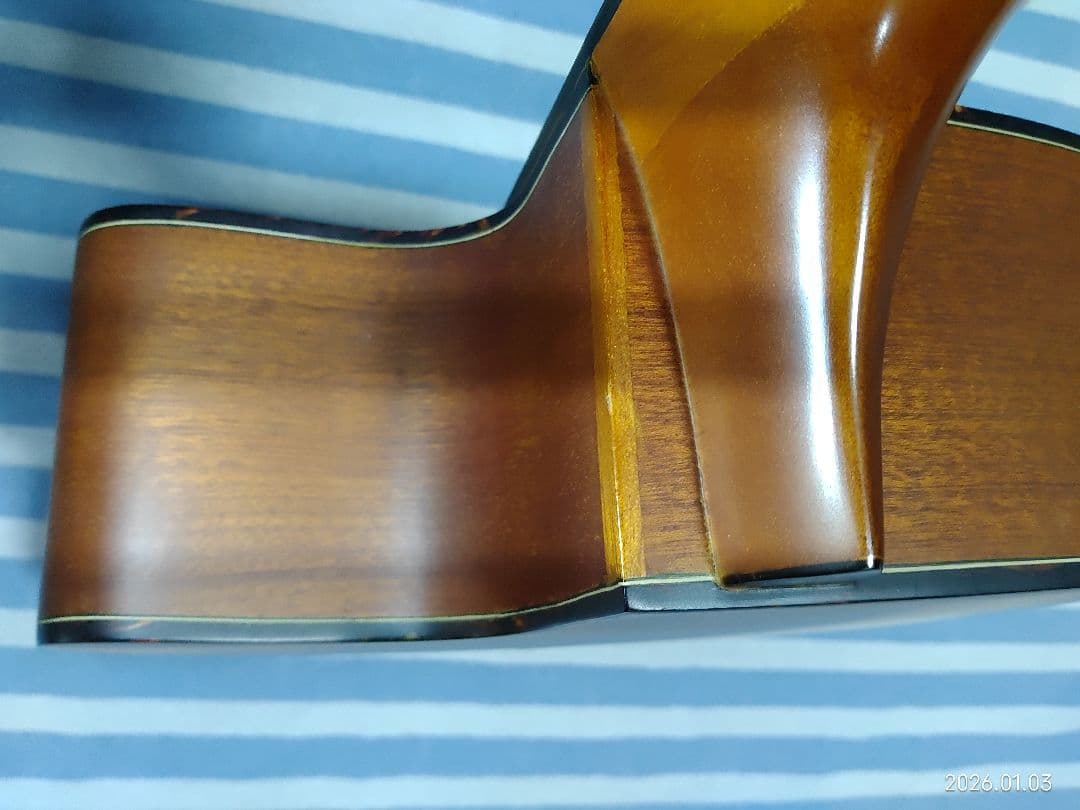 Morrisのカッタウェイ・アコースティックギターS-30ハードケース付きです。